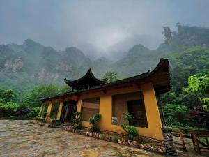 山林小屋周边自然景观
