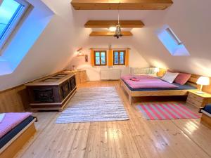 um quarto no sótão com uma cama e um fogão em Javorník u Tichých em Rudník