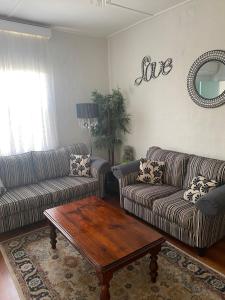 Stylish Lake Albert Cottage, Wagga Wagga的休息区
