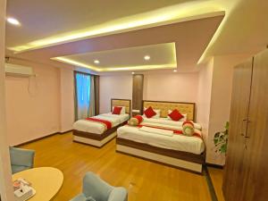 1 dormitorio con 2 camas, mesa y sillas en Hotel White Rabbit en Katmandú
