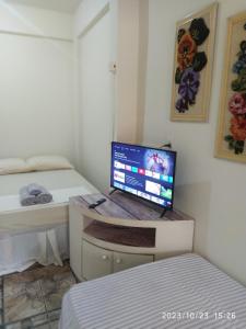 1 dormitorio con escritorio y ordenador. en Kitnet Rústica Blumenau, en Blumenau