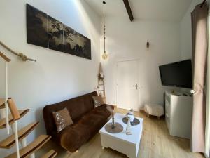 Telewizja i/lub zestaw kina domowego w obiekcie The Little Oak - tiny house with bed on mezzanine & terrace - from 1 to 4 p Disney, Paris & CDG