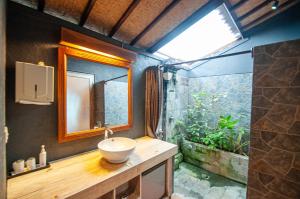 Ένα μπάνιο στο Kubuku Eco Dive Lodge and Yoga