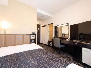 東京にあるアパホテル〈TKP東京西葛西〉のベッドとデスクが備わるホテルルームです。