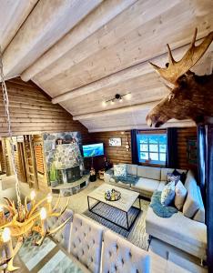 una sala de estar con una cabeza de ciervo colgada del techo en Holiday cottage with sauna close to Kjerag en Tjørhom