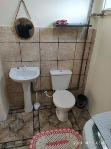 łazienka z toaletą i umywalką w obiekcie Kitnet Rústica Blumenau w mieście Blumenau