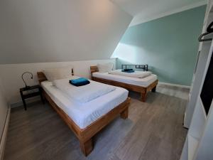 two twin beds in a room with at Am Apfelgarten-3 Apartments mit eigenem Parkplatz-Christianiweg in Lüneburg