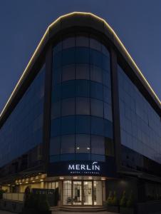 Merlin Hotel İstanbul في إسطنبول: إطلالة على مبنى merlin في الليل