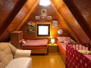 Cette chambre mansardée comprend 2 lits. dans l'établissement Chata Safran, à Donovaly
