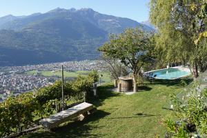Vista generica sulle montagne o vista sulle montagne dall'interno della casa vacanze