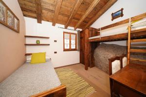 1 Schlafzimmer mit 2 Etagenbetten in einem Haus in der Unterkunft RUSTICO VIGNA casa vacanze in Civo