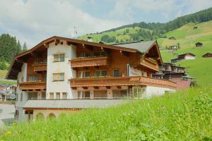 Γενική θέα στο βουνό ή θέα στο βουνό από  αυτό το ξενοδοχείο διαμερισμάτων