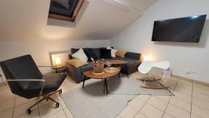 sala de estar con sofá, mesa y sillas en Gite Urbain - La bulle de champagne - Parking, en Épernay