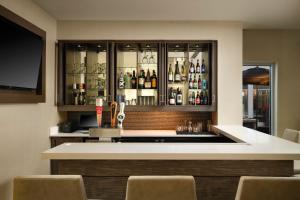 Ο χώρος του lounge ή του μπαρ στο Residence Inn by Marriott Green Bay Downtown