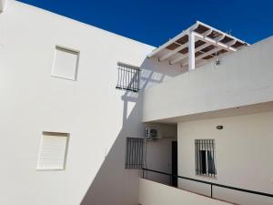A balcony or terrace at Apartamento Conil Centro y Playa, descanso perfecto, con aire acondicionado y WIFI