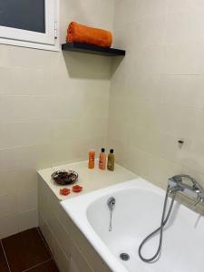 Un baño blanco con bañera y lavabo. en Cozy apartment in Tunis, en Túnez