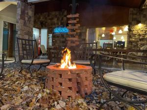 a fire pit in the middle of a patio with chairs at Oasi in Kato Loutraki