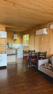 Las Cabras的住宿－Sector 3 de Camping Angostura，厨房以及带桌椅的起居室。