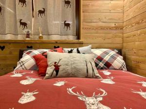 ein Schlafzimmer mit einem Bett mit einem Hirschdruck darauf in der Unterkunft La petite maison d'Erika in Aosta