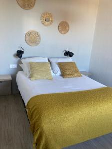 - une chambre avec un grand lit et une couverture jaune dans l'établissement Appart'Hotel - Gare TGV - Courtine - Confluence - 202, à Avignon