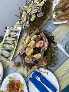 een tafel met borden met vis en groenten bij Dar Sultan Oualidia in Oualidia