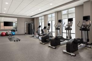 Fitness centrum a/nebo fitness zařízení v ubytování Courtyard by Marriott Owatonna Downtown