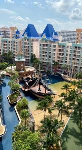 パタヤ・サウスにあるGrande Caribbean Condo Resort by PTNの川と建物のあるリゾートの景色を望めます。