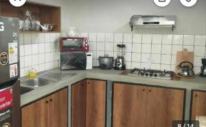 una cucina con lavandino e piano cottura forno superiore di Eclectic Home a Lima