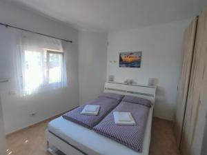 ein Schlafzimmer mit einem Bett mit zwei Platten darauf in der Unterkunft Casa Kores in Icod de los Vinos