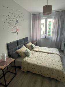a bedroom with a bed and a couch at Apartament Letnia 28 in Kłodzko