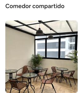 een groep tafels en stoelen in een kamer bij Eclectic Home in Lima