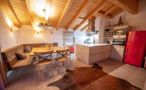 Kuchyň nebo kuchyňský kout v ubytování All Seasons Lodge by All in One Apartments