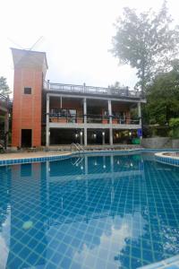 een groot zwembad voor een gebouw bij ปลายน้ำรีสอร์ท พรหมคีรี นครศรี ฯ Plainam Resort in Ban Khaek