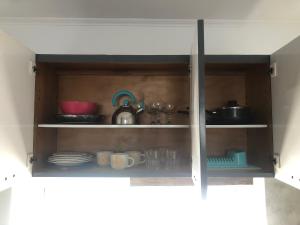 um armário de cozinha com pratos e utensílios em La Higuera con Parking B em Azul