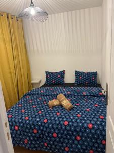 Un dormitorio con una cama con un zapato. en DUPLEX REFAIT NEUF à MONCHAUX SORENG, en Monchaux-Soreng