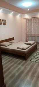1 dormitorio con 2 camas en una habitación en Sima en Berehove