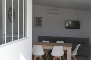 TV a/nebo společenská místnost v ubytování Gîte le Pistou 1