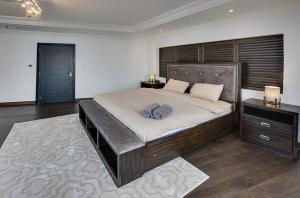 Postel nebo postele na pokoji v ubytování High Floor Spacious Duplex Loft in JBR