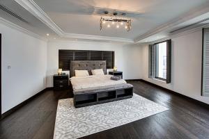 Postel nebo postele na pokoji v ubytování High Floor Spacious Duplex Loft in JBR