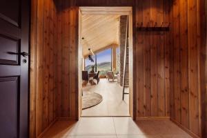 einen Flur mit einer Tür, die zu einem Esszimmer führt in der Unterkunft The View - Hodlekve in Sogndal