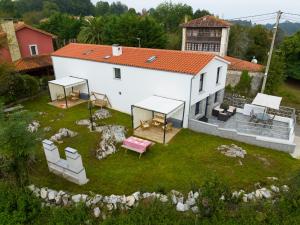 an aerial view of a white house with a yard at Apartamentos Baldenora in Llanes