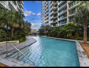 - une piscine au milieu d'un bâtiment dans l'établissement Axle x Apartment, à Brisbane
