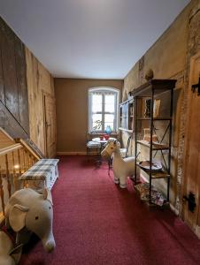 ein Zimmer mit ausgestopften Tieren auf dem Boden eines Hauses in der Unterkunft Schmidtalien Schlemmen und Schlummern in Dommitzsch