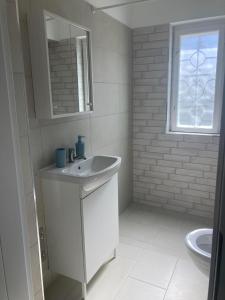 Koupelna v ubytování Madách lakás + 9 fotografií