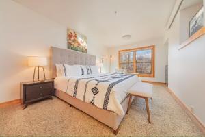 um quarto com uma cama grande e uma janela em Targhee Rentals 122 in Driggs Idaho near Grand Targhee Ski Resort King Size Bed em Driggs