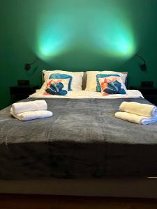 duże łóżko z poduszkami na górze w obiekcie Jazz Apartament Częstochowa Centrum 2-bedroom w mieście Częstochowa