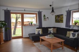 sala de estar con sofá y mesa de centro en Vier-Zimmer-Wohnung mit Garten zwischen Salzburg und Königssee, en Ainring