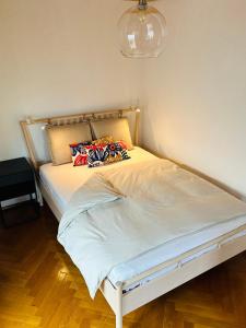 ein Bett mit zwei Kissen auf einem Zimmer in der Unterkunft B17 Two Bed Apartment West Town in Heidenheim