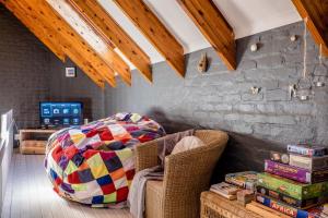 une chambre avec une chaise et une table avec des livres dans l'établissement La Hoya, à Britannia Bay