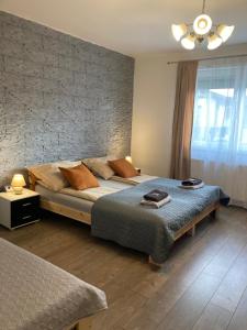 1 dormitorio con cama y pared de ladrillo en Wohnung in Haus, en Neunkirchen